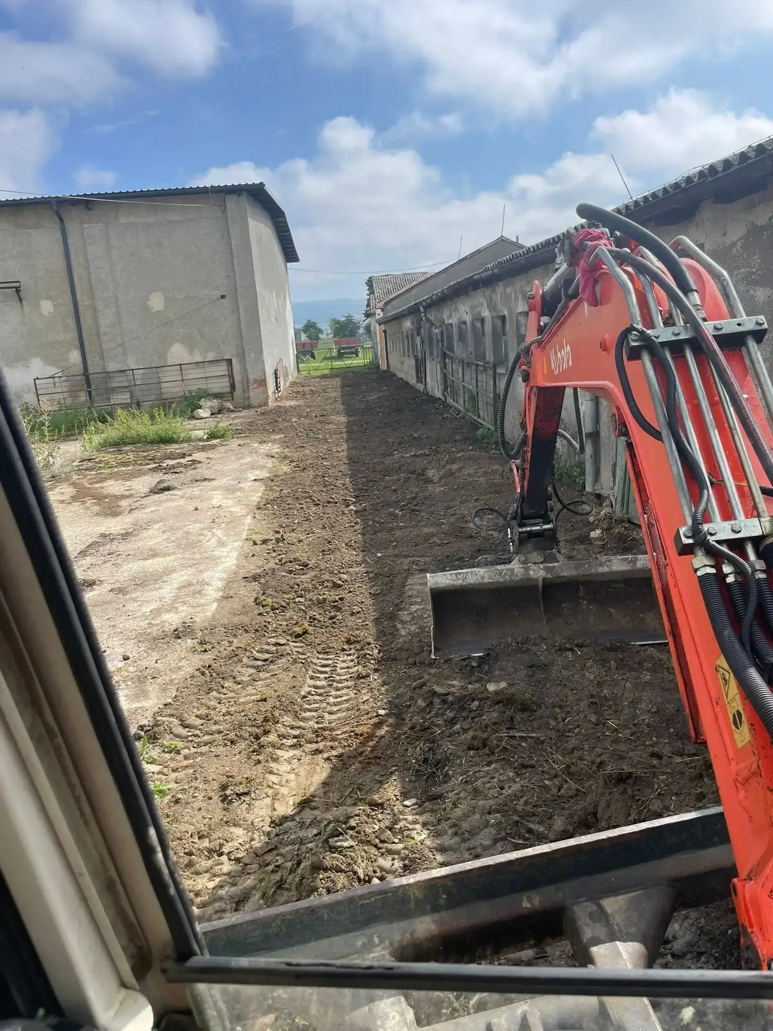 Úzký výkop připravený pro uložení inženýrských sítí