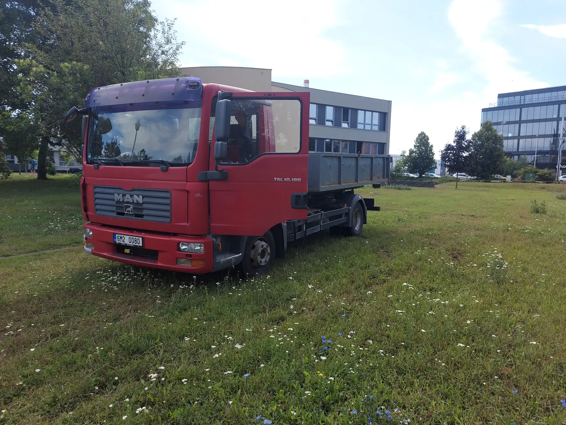 Kontejnerová doprava – nákladní auto s kontejnerem